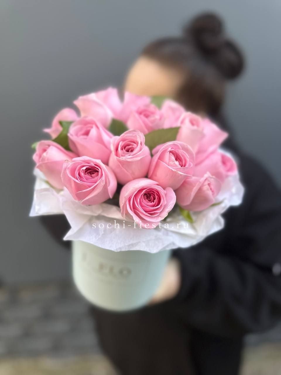 шляпная коробка с розами и хризантемами для студии флористики в Благовещенске