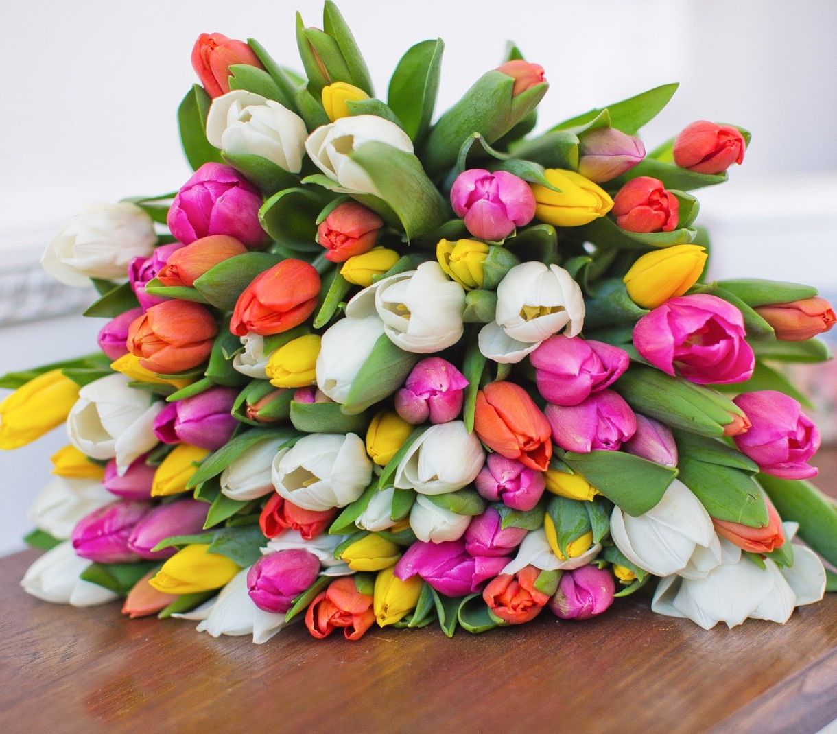 корпоративная композиция с розами и хризантемами для офиса в Благовещенске