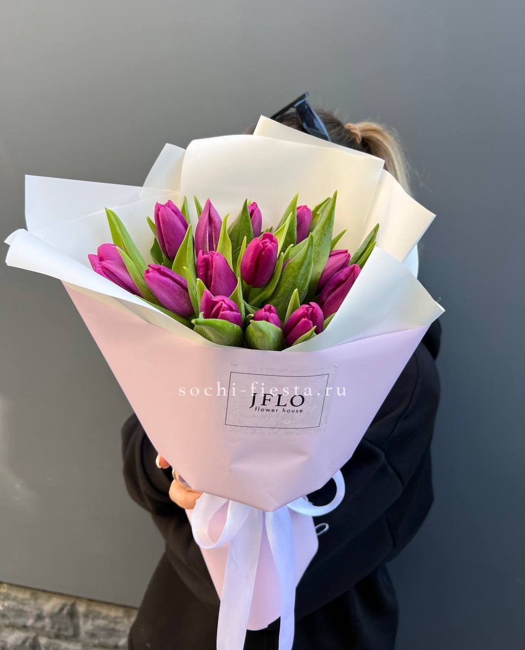 видовой каталог с розами и пионами в студии флористики в Благовещенске