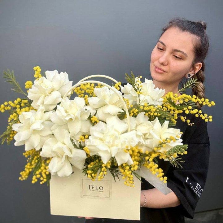 Французские Розы и мимоза  в сумочке  в Благовещенске