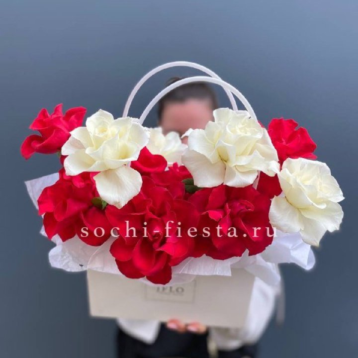 Сумочка  красных и белых роз в Благовещенске