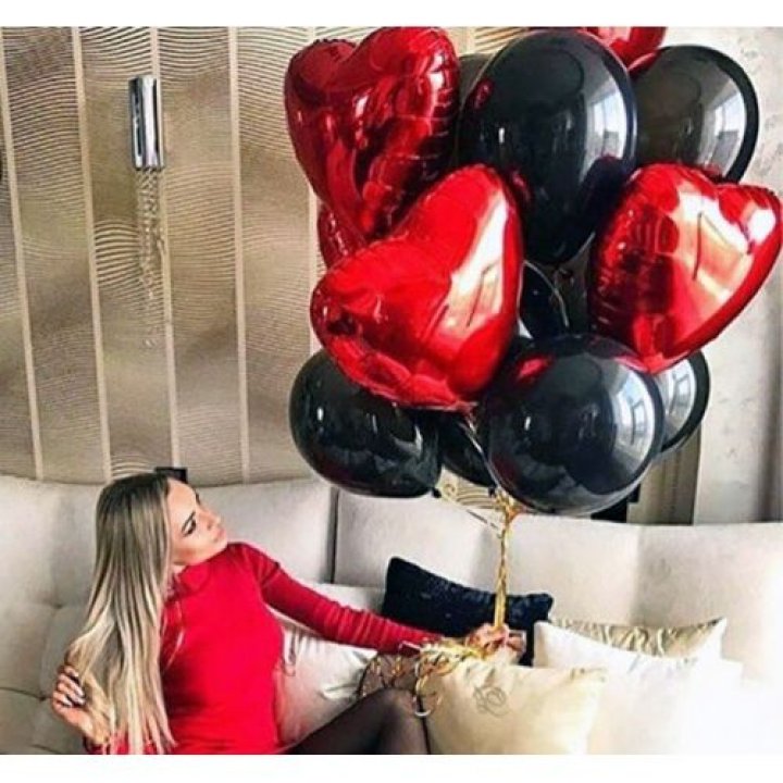 Фонтан из красных сердец с чёрными шарами  в Благовещенске