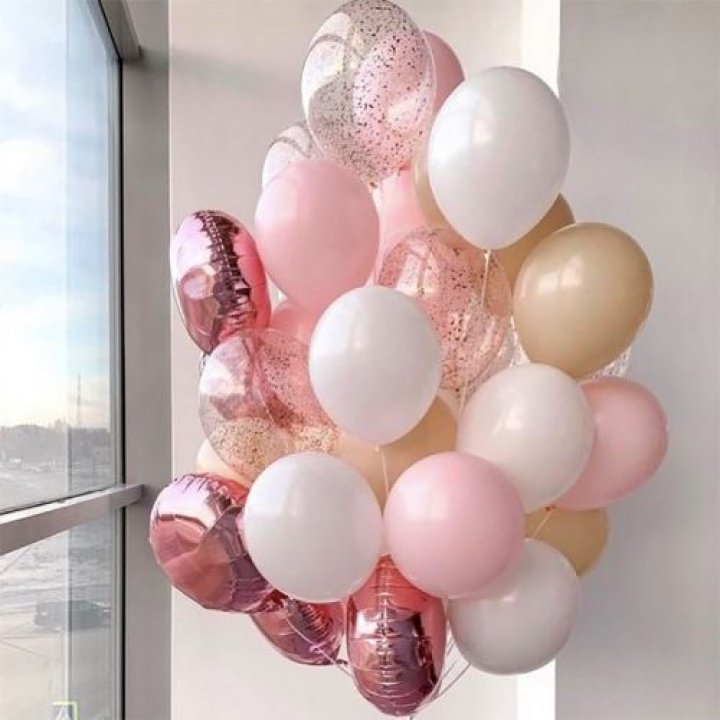 Фонтан шаров розового и белого цветов в Благовещенске