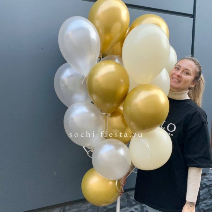 Облако шаров из белого и золотого оттенков в Благовещенске