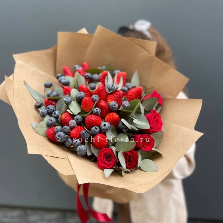 Клубника и голубика с цветами в Благовещенске