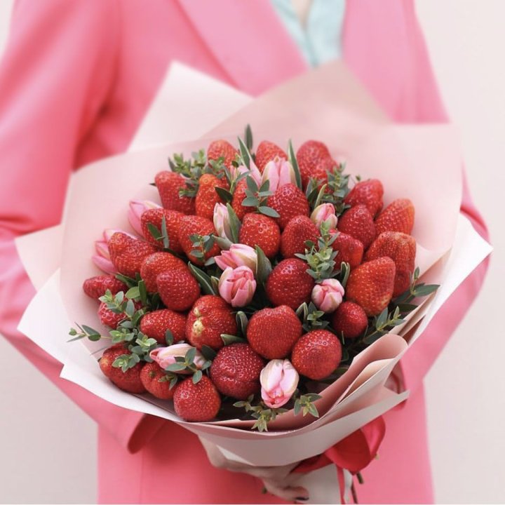 Тюльпаны и клубника в Благовещенске