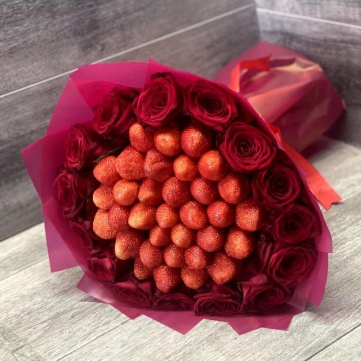 Клубничный букет с розами в Благовещенске