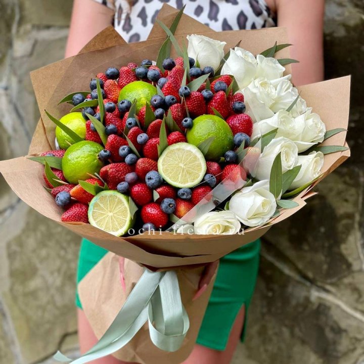 Ягодно-цитрусовый букет с розами в Благовещенске