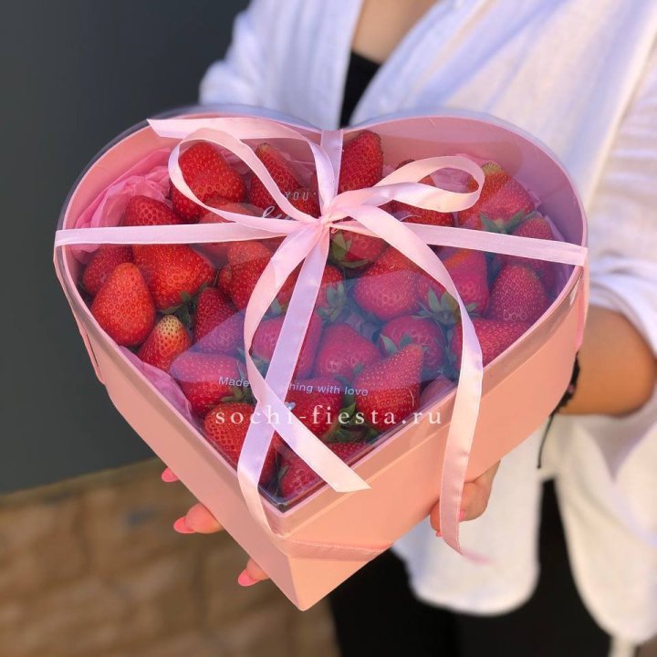 Коробочка сердце  с клубникой в Благовещенске