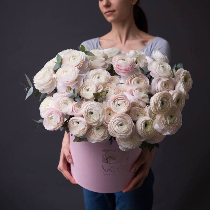 Бокс с ранункулюсами в Благовещенске