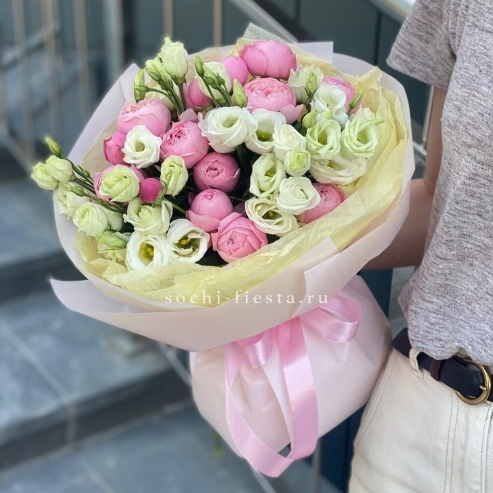 Букет кустовых роз с эустомой в Благовещенске