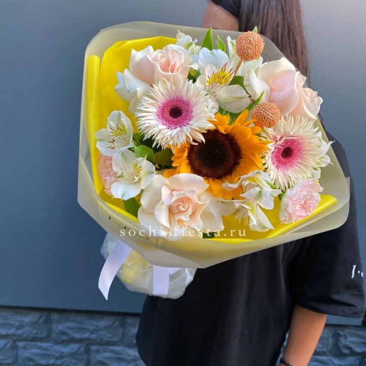 Букет с подсолнухом "Елоу" в Благовещенске
