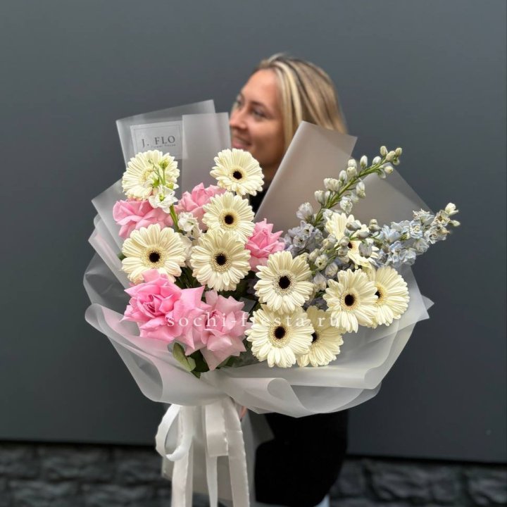 Букет роз и гербер в Благовещенске