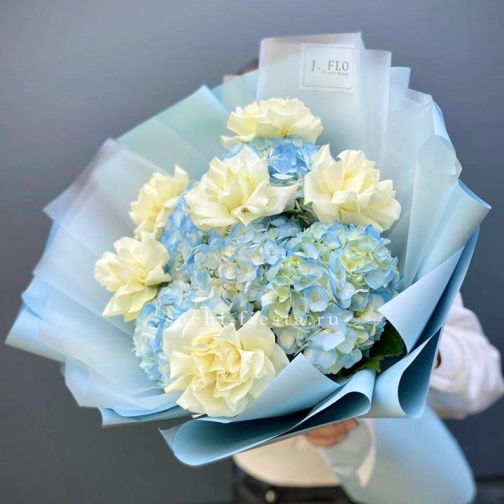  Букет из голубых гортензий и роз  в Благовещенске