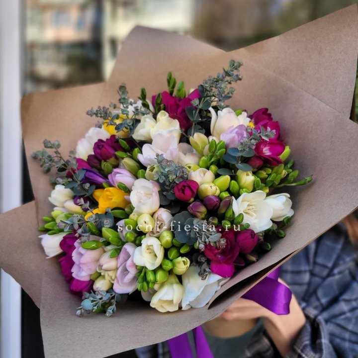 Букет фрезий "Радуга" в Благовещенске