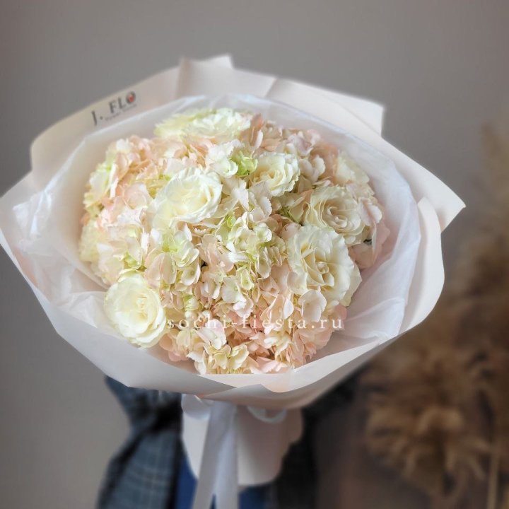  Букет гортензии и роз  в Благовещенске