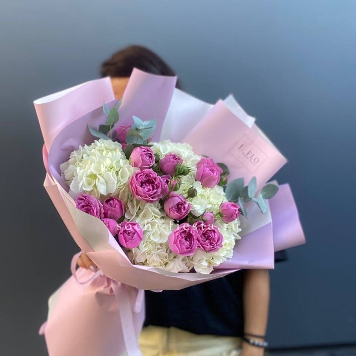 Букет белых гортензий и пионовидных роз  в Благовещенске