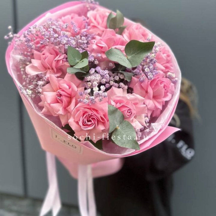 Розовые французские розы с гипсофилой в Благовещенске