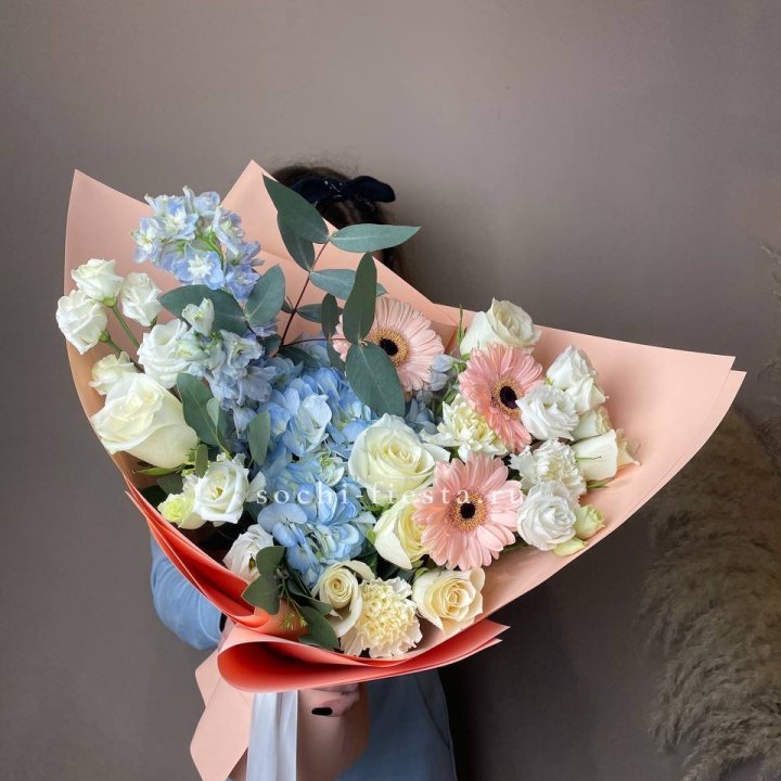  Букет гортензии и роз "Валенсия" в Благовещенске