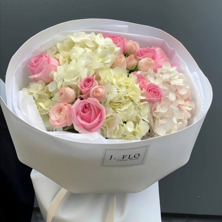  Букет гортензии и роз  "Тиамо" в Благовещенске