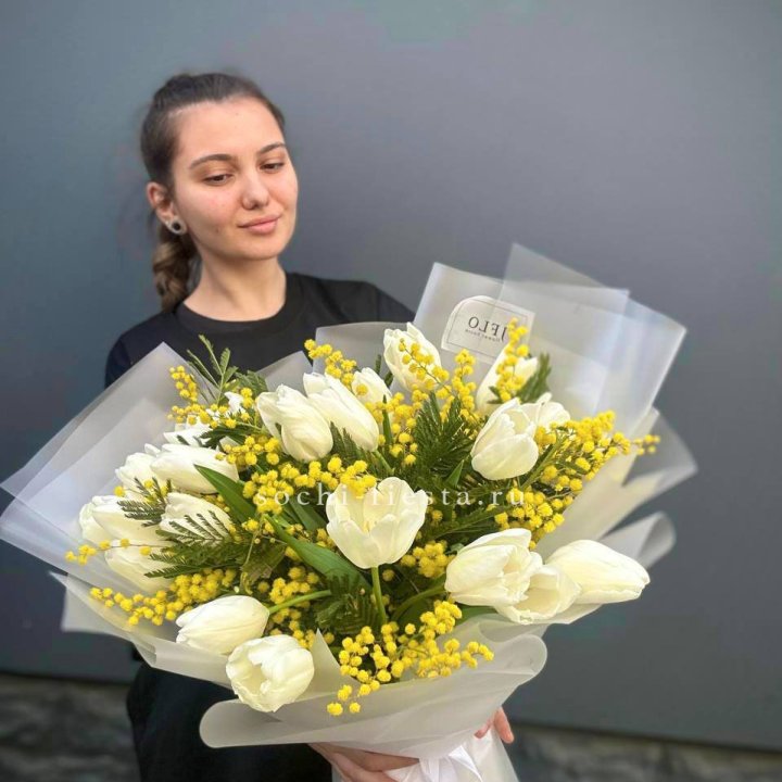 Букет тюльпанов и мимозы в Благовещенске