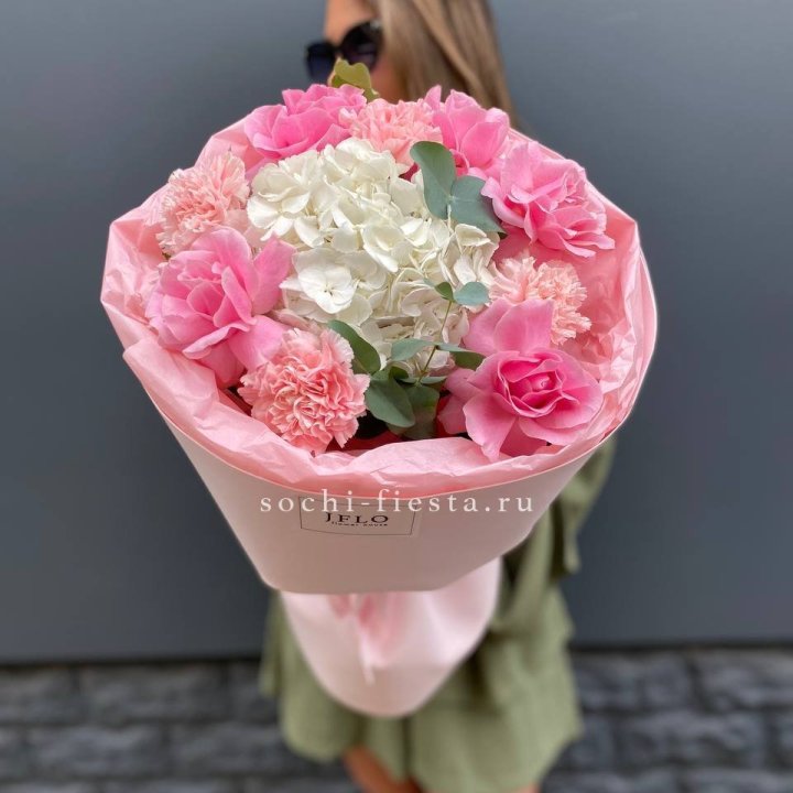  Букет роз и гортензии "Навола" в Благовещенске