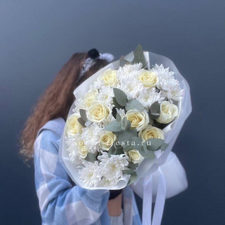  Букет белых роз с хризантемой  в Благовещенске