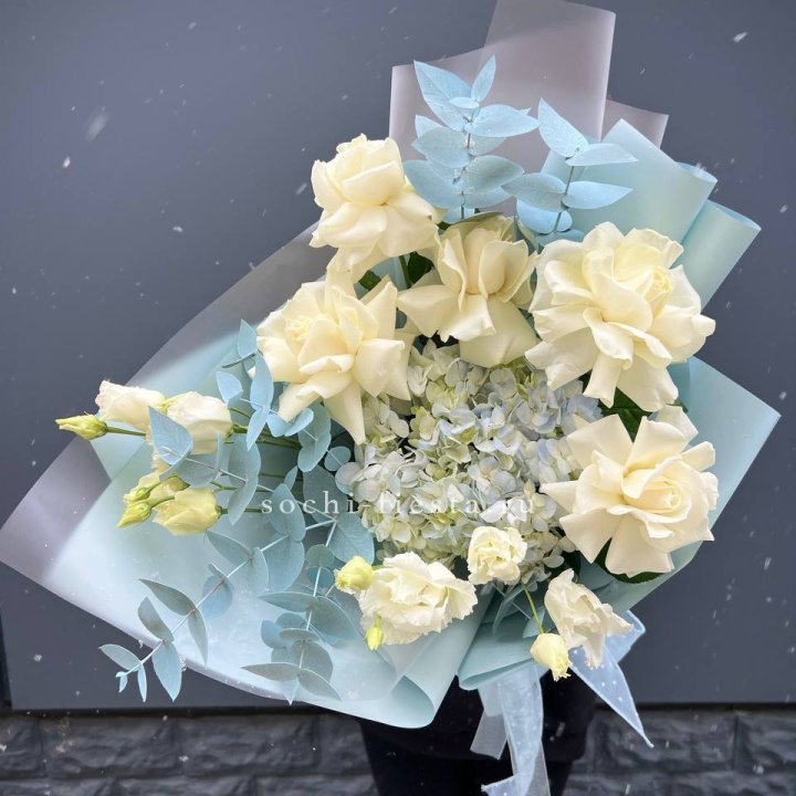 Букет с гортензией и белыми французскими розами в Благовещенске