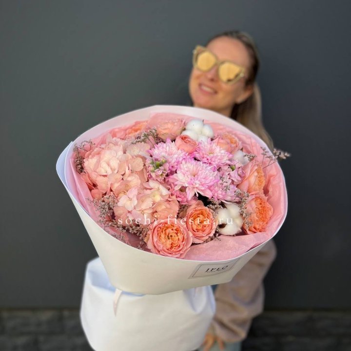 Букет гортензии и кустовых роз  в Благовещенске