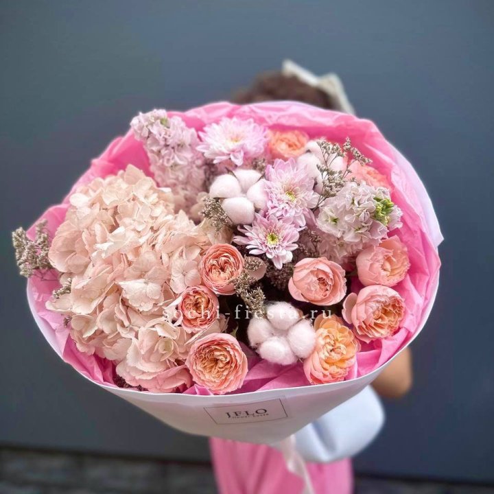 Букет гортензии и кустовых роз "Абрассо" в Благовещенске