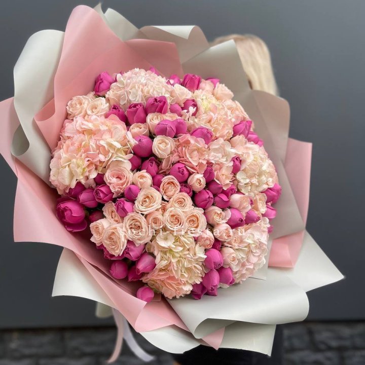 Букет кустовые розы и гортензия в Благовещенске