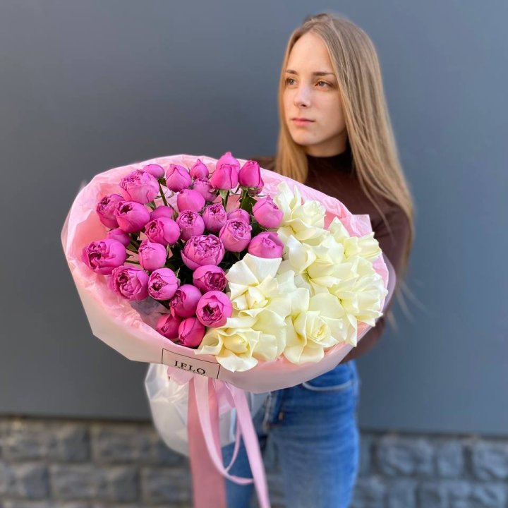 Дуо белых и кустовых роз в Благовещенске