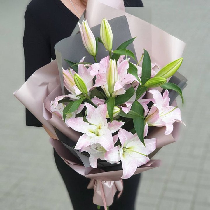 Букет розовых лилий в Благовещенске
