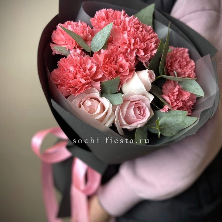 Букет из роз и диантусов "Пенелопа" в Благовещенске