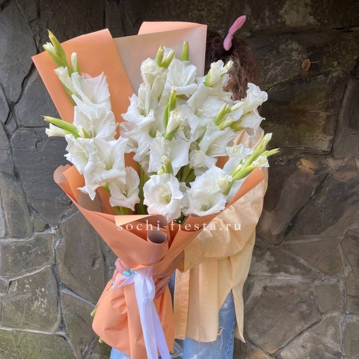 Букет белых гладиолусов  в Благовещенске