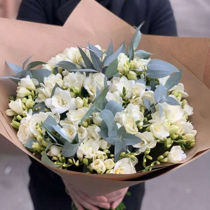 51 фрезия с эвкалиптом в Благовещенске