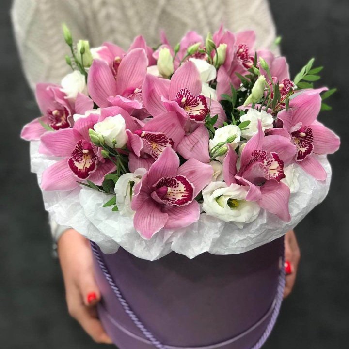 Орхидея и эустома в шляпной коробке в Благовещенске