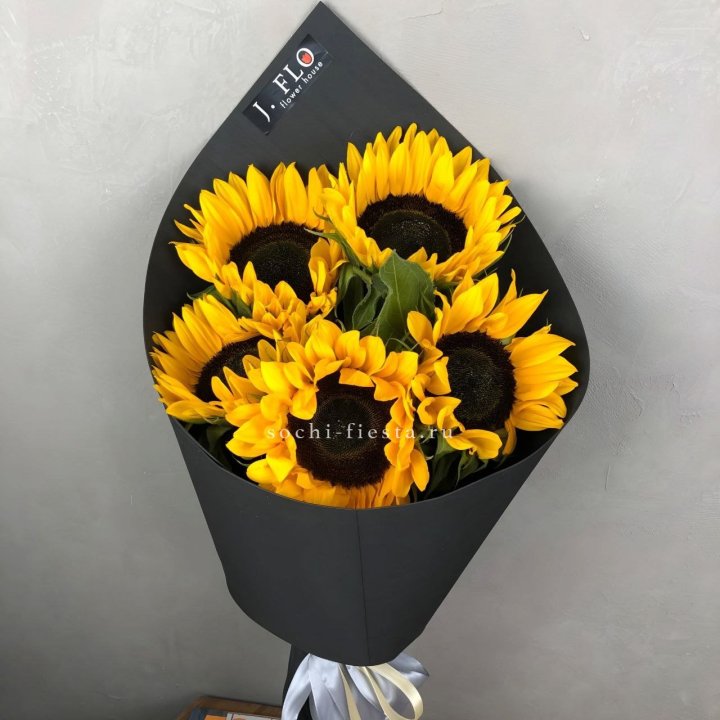 Букет из 5  подсолнухов в Благовещенске