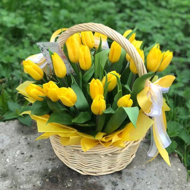 25 желтых тюльпанов в корзине в Благовещенске