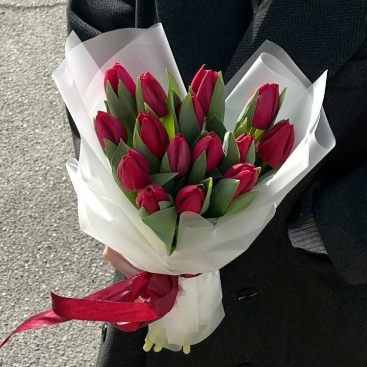15 красных тюльпанов в Благовещенске