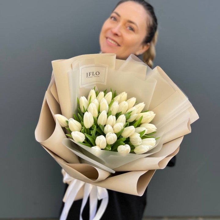 35 белых тюльпанов в Благовещенске