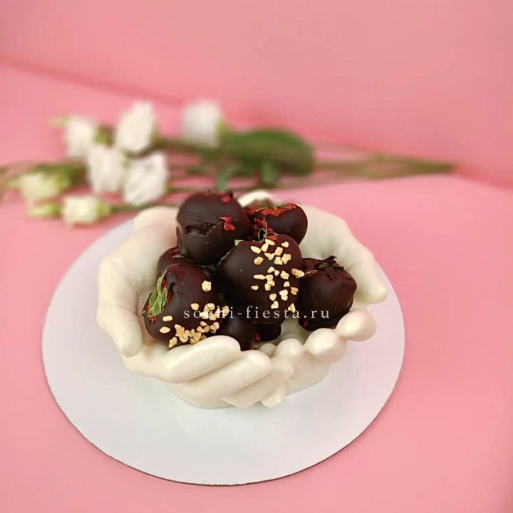 Клубника в шоколаде на шоколадных ладонях  в Благовещенске