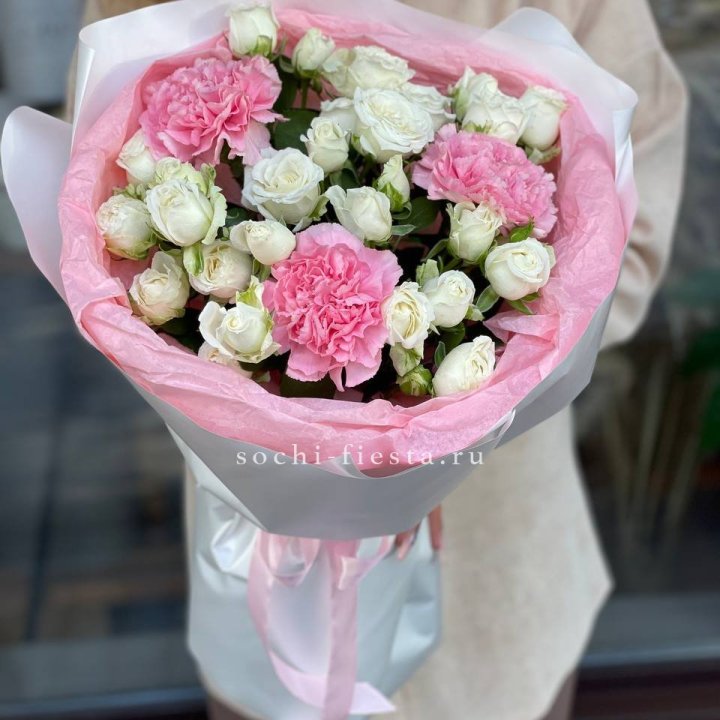 Букет розы с диантусами "Блэш" в Благовещенске