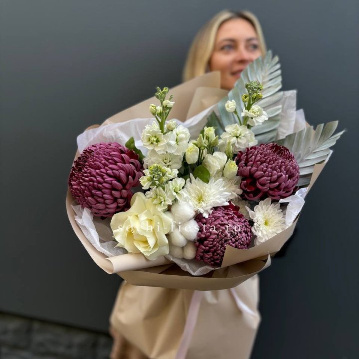 Хризантемы с маттиолой розами эустомой Чика в Благовещенске