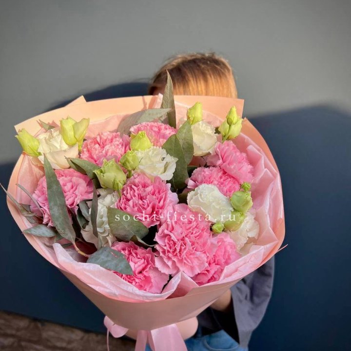 Букет гвоздик и  эустом "Сири" в Благовещенске