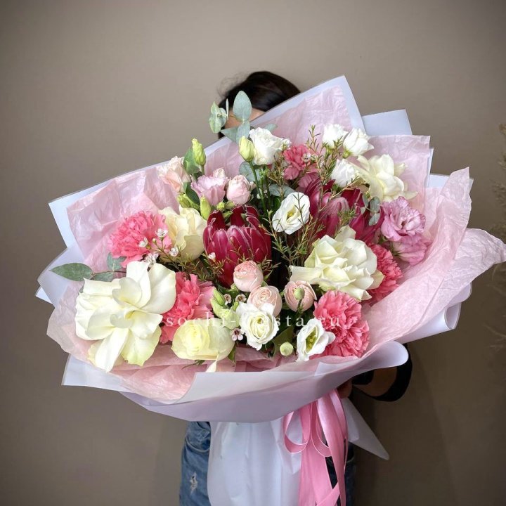 Букет с протеей, розами "Элеонора" в Благовещенске