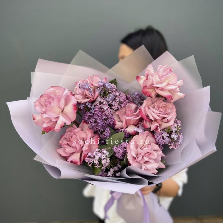 Букет из розовых роз и сирени в Благовещенске