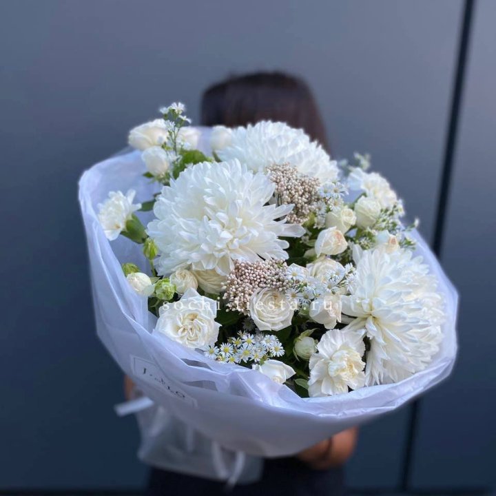 Букет хризантем и роз вайт шотс в Благовещенске