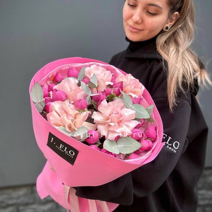 Букет французских и пионовидных роз "Ламиносо" в Благовещенске