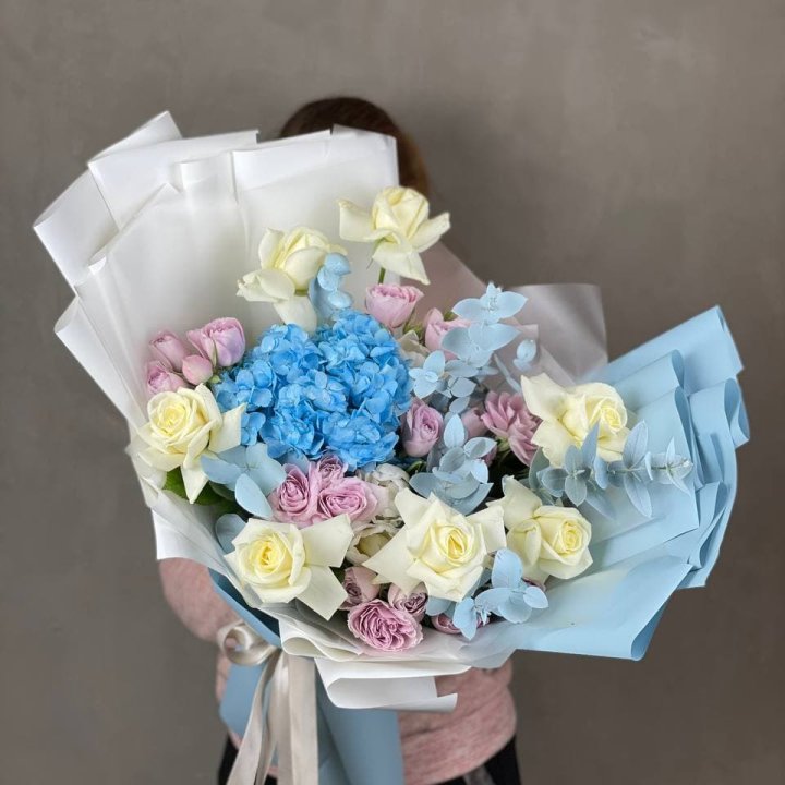 Дизайнерский букет "Блю скайфорт" в Благовещенске
